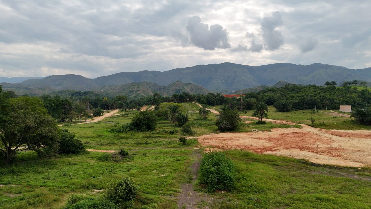 Vista aérea de lotes campestres en venta en tierra caliente, con montañas al fondo