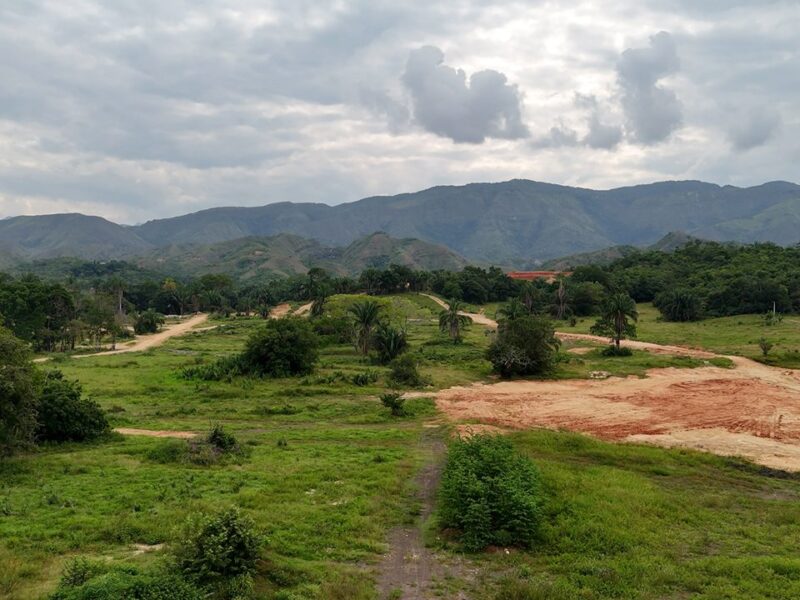 Vista aérea de lotes campestres en tierra caliente cerca de Bogotá